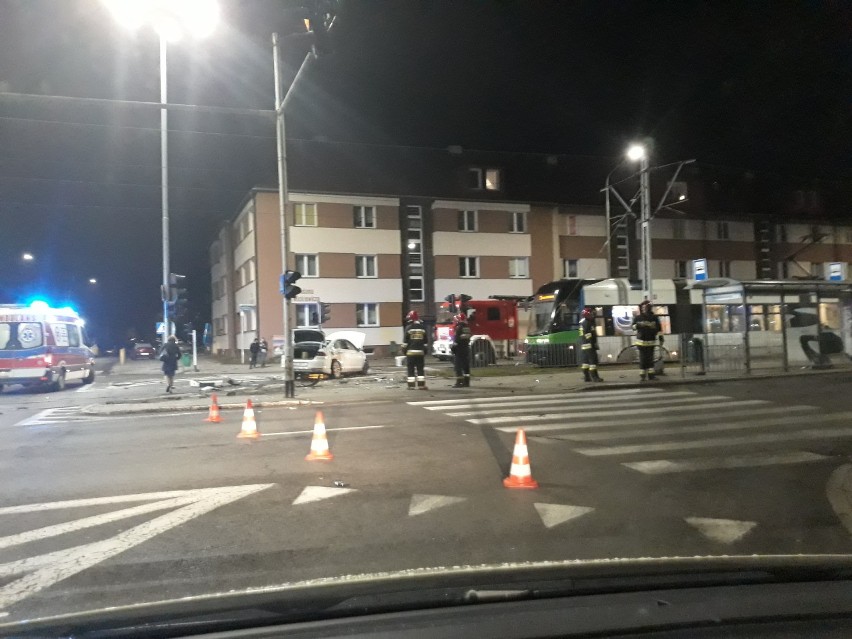Dwa samochody osobowe zderzyły się na ul. Mickiewicza