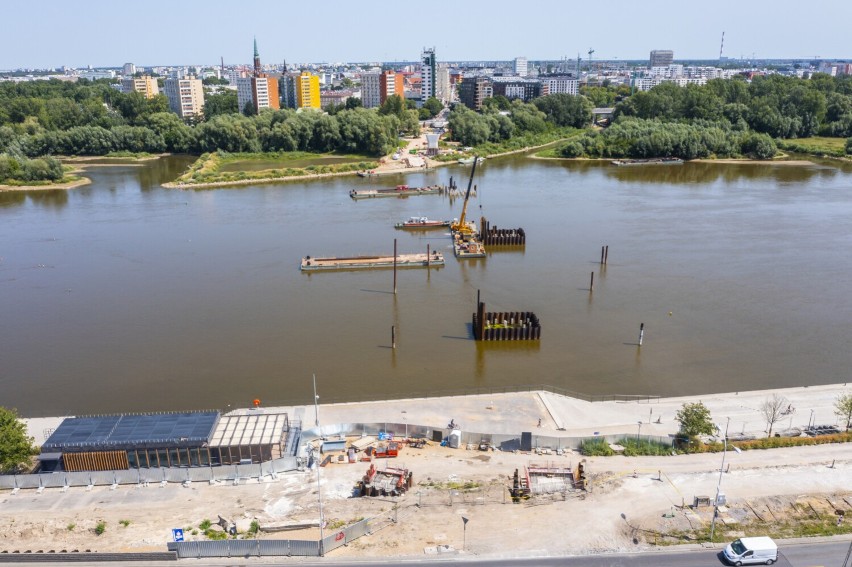 Most pieszo-rowerowy na Pragę. Niski poziom wody w Wiśle przeszkodą w dalszej budowie. Prace postępują, ale w ograniczonym zakresie