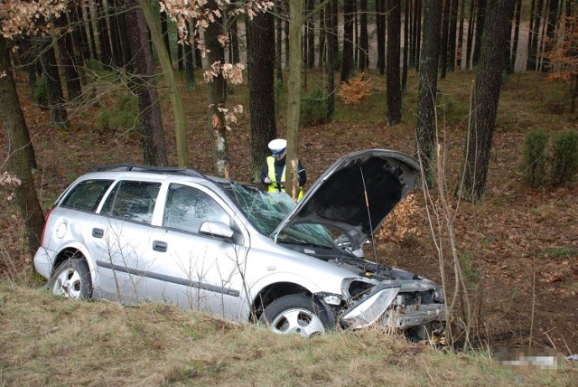 Za szybko na zakręcie dlatego wpadł do rowu i uderzył w drzewa