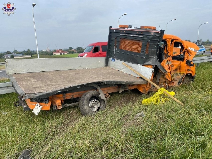 Groźnie na S12 w powiecie świdnickim. Ciężarówka wjechała w pojazd służby drogowej