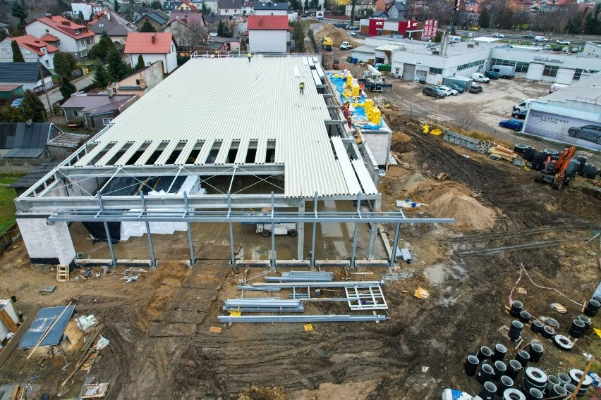 Twa budowa szóstego marketu Lidla w Radomiu - przy alei Wojska Polskiego. Zobaczcie postęp prac. Zdjęcia z drona