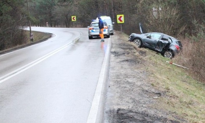 Wypadek w Podchybiu. Nie dostosował prędkości do warunków drogowych. Efekt: dwa auta rozbite