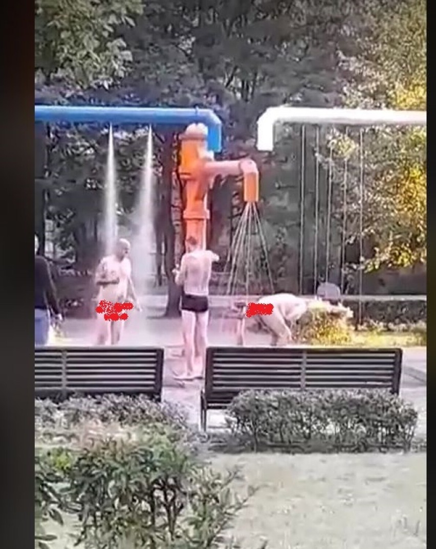 Trzech mężczyzn kąpało się nago w miejskiej fontannie w Aleksandrowie Kujawskim [zdjęcia]