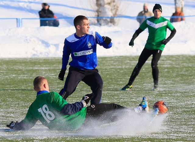 Czytaj: Czy PZPN wyrzuci ŁKS z pierwszej ligi? Kolejni piłkarze składają skargi na ŁKS

Źródło: [a]http://expressilustrowany.pl/piec-goli-lks-hat-trick-artura-gieragi,artykul.html?material_id=5103bf499a22dd173f000000