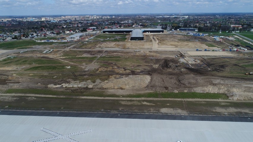 Budowa lotniska w Radomiu. Port rośnie w oczach. Jakie są postępy robót? Zobacz zdjęcia z drona
