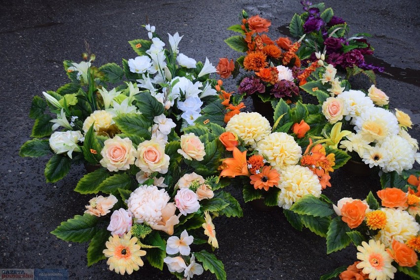 Tak wyglądają kwiaty i znicze oferowane we Włocławku na...