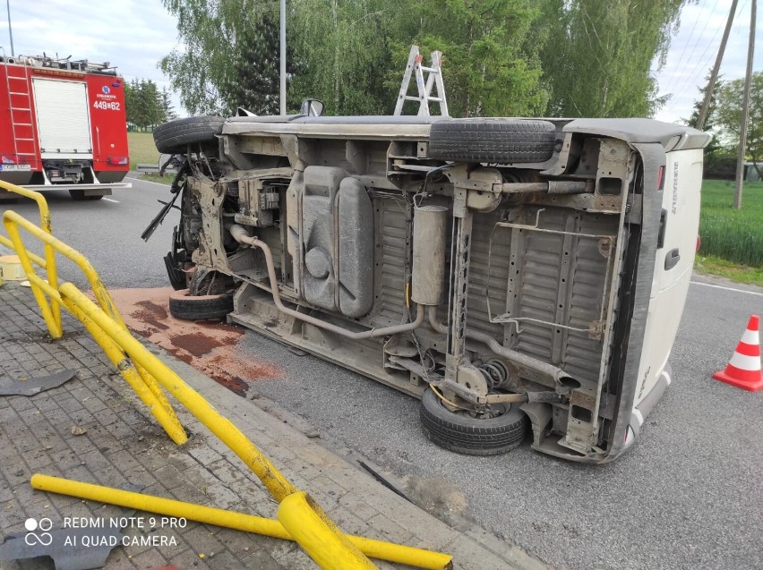 W Łasinie bus uderzył w barierki i przewrócił się na bok