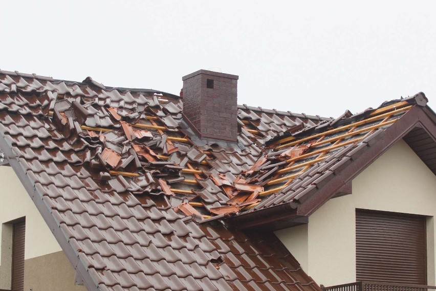 Potężna wichura w powiecie kaliskim. Wiatr zrywał dachy....