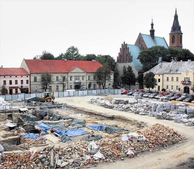 Rynek w Olkuszu nadal wygląda jak wielki plac budowy. Prace szybko się nie zakończą