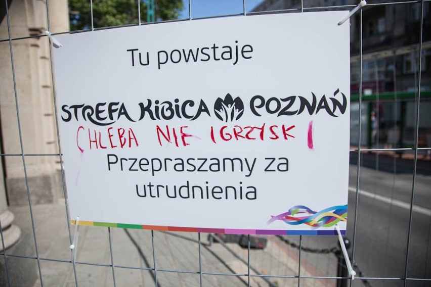 Poznań: Na placu Wolności powstaje Strefa Kibica [ZDJĘCIA, WIDEO]