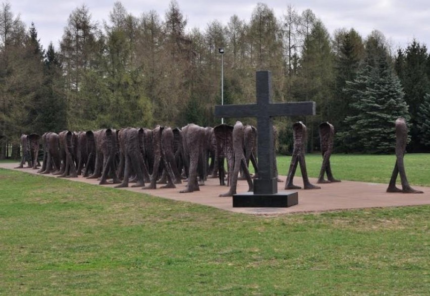 Dzień po rocznicy katastrofy pod Smoleńskiem przy rzeźbie...