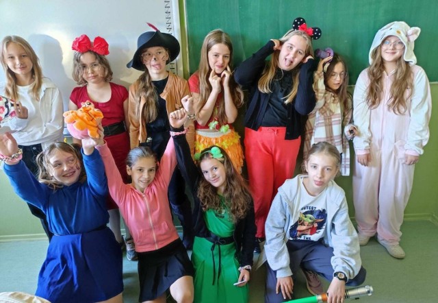 W Szkoli Podstawowej numer 22 w Kielcach uczniowie świetnie się bawili, przebierając za ulubione postaci z bajek.