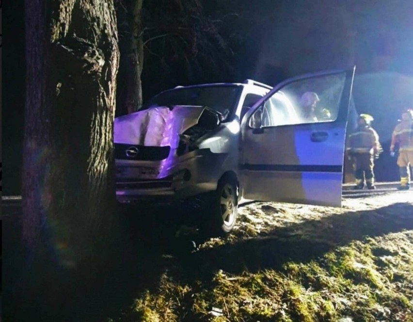 Groźny wypadek w Damasławku! Kobieta, jadąc w nocy autem, uderzyła w drzewo!