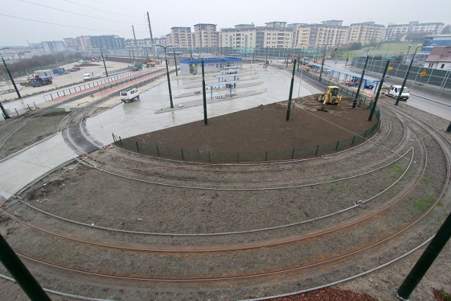 Na ten moment pasażerowie komunikacji miejskiej z Ruczaju czekali od kilku lat. Już za trzy dni otwarte zostanie całe blisko czterokilometrowe torowisko tramwajowe do pętli przy ul. Czerwone Maki.