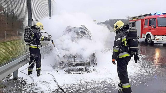 Do pożaru doszło w niedzielę, 23 lutego, na drodze S3 koło Międzyrzecza. 

Około godz. 16.00 dyżurny międzyrzeckich strażaków odebrał zgłoszenie o pożarze. Na miejsce zadysponował dwa zastępy straży pożarnej oraz JRG Międzyrzecz. Po przyjeździe okazało się, że płonie osobowa mazda.

Na całe szczęście nikomu nic się nie stało. Kierowca i pasażer wyszli z pojazdu o własnych siłach. Strażakom gaszenie pożaru zajęło godzinę. 

Zobacz wideo: Jak udzielać pierwszej pomocy ofiarom wypadków

Czytaj także: Korytarz życia na drodze. Jak go utworzyć? Wystarczy przestrzegać kilku zasad!

Zobacz wideo: Jak się zachować, kiedy jesteśmy świadkami wypadku?

Wideo:Dzień Dobry TVN
