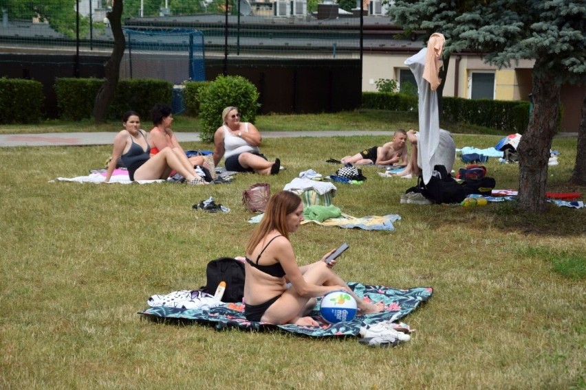 Wiele osób na basenie letnim przy ulicy Szczecińskiej w Kielcach. Zobaczcie jak wypoczywali kielczanie w piątek 30 czerwca 