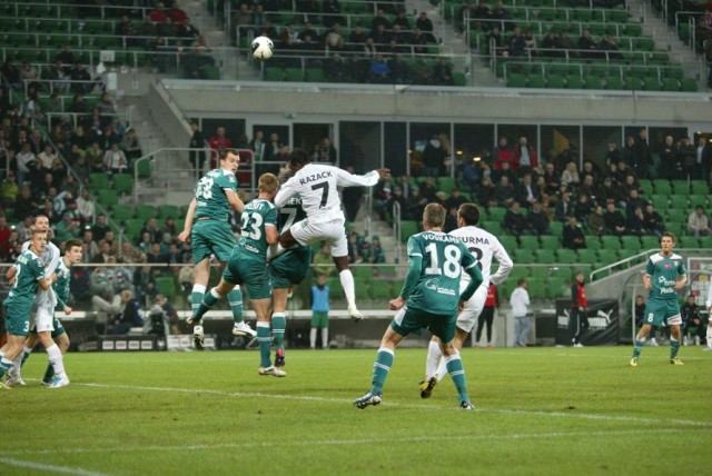 28 października 2011 na murawę wreszcie wybiegli piłkarze Śląska Wrocław. Pokonali Lechię Gdańsk 1:0. Trybuny zapełnił komplet widzów.