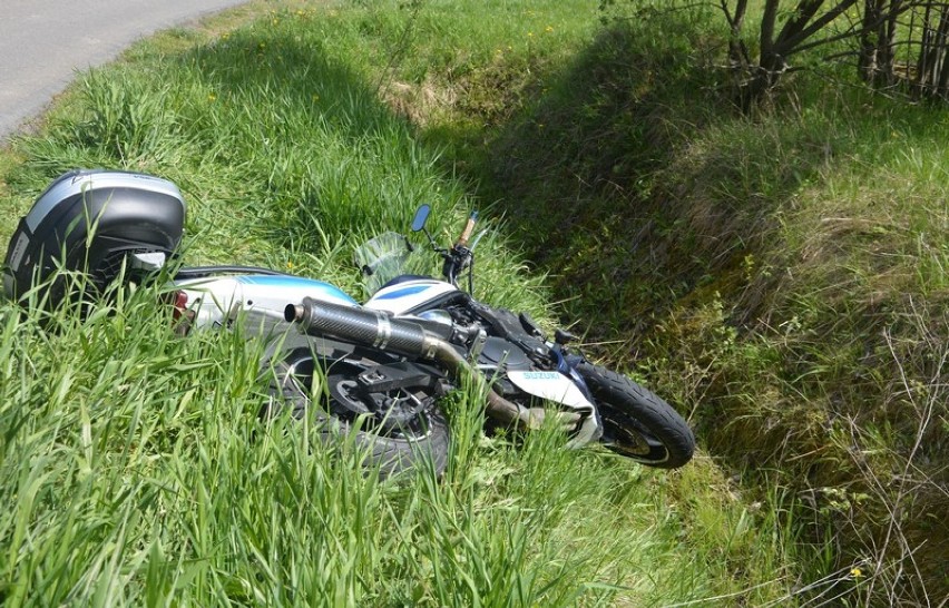 Wypadek w Bałuciance. Motocykl w rowie, ranna pasażerka