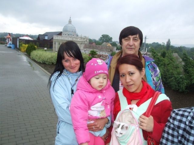 Redaktor Jan Szczepański w towarzystwie córeczki Awaz Lila żony Man Li i przewodniczki po Parku Miniatur