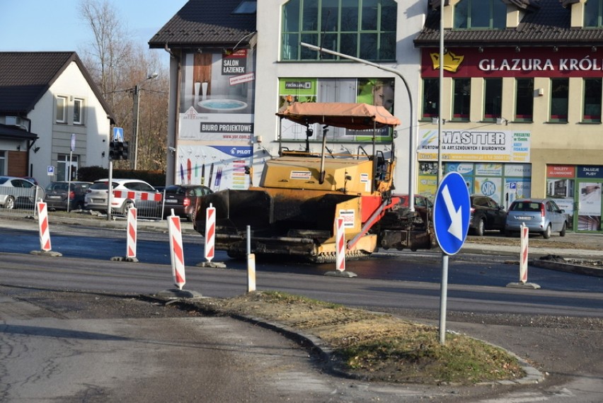 Tarnów. Czekają na odpowiednią pogodę, żeby wylać asfalt na Słonecznej i Krakowskiej