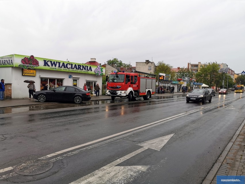 Zderzenie samochodów na ulicy Chopina we Włocławku. Mitsubishi wjechało w budynek [zdjęcia]