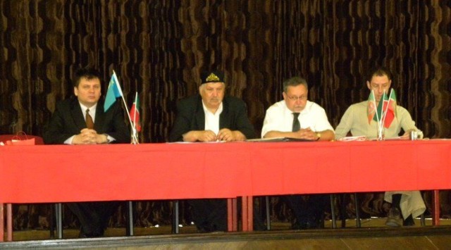 Stół prezydialny. Od lewej Siergiej Sklarow, Dżirdżes Szahuniewicz, Selim Chazbijewicz i Bułat R.Rakhimzyanow.