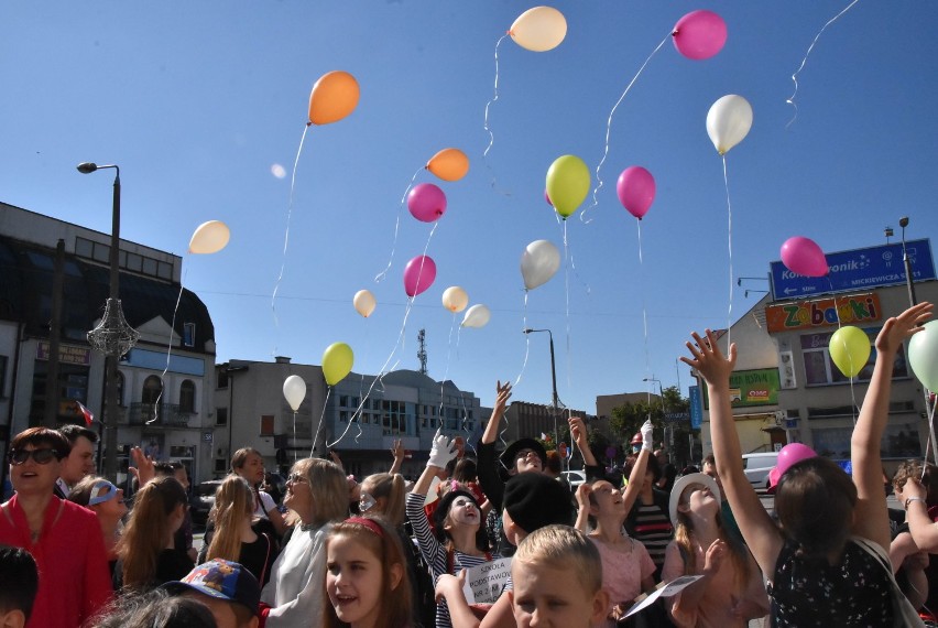 W czwartek burmistrz symbolicznie przekazał dzieciom i...