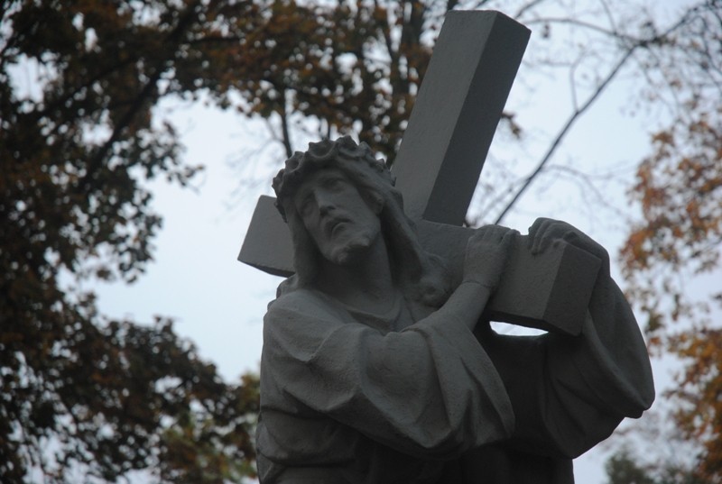 Stary cmentarz w Kościanie - Chrystus dźwigający krzyż
