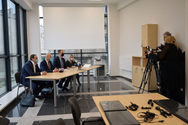 Prezydent Przemyśla Wojciech Bakun podpisał umowę z operatorem Przemyskiego Inkubatora Przedsiębiorczości i Innowacji firmą ZETO-Rzeszów.