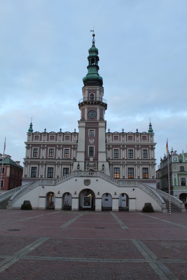 Rynek:

Manierystyczno-barokowy, główny budynek na zamojskim Starym Mieście. Wzniesiony w XVI wieku, obecną formę otrzymał w XVIII wieku. Znajduje się w północnej pierzei Rynku Wielkiego, po stronie zachodniej, jest nieco wysunięty do środka rynku.
Posiada 52-metrową wieżę zegarową oraz szerokie, wachlarzowe schody.
Na wieży ratusza codziennie (w sezonie letnim) o godzinie 12.00 jest odgrywany zamojski hejnał, ale tylko w trzy strony świata – poza zachodnią, ponieważ wg legendy założyciel miasta, hetman Jan Zamoyski, zakazał grać trębaczowi w kierunku Krakowa.

Obecnie mieści się tu Urząd Miasta Zamość (ratusz i oficyna), Straż Miejska oraz Zamojskie Centrum Informacji Turystycznej i Historycznej z Galerią Fotografii "Ratusz".
W podziemiach oficyn ratusza znajduje się trasa turystyczna.
Ratusz uchodzi za symbol Zamościa.