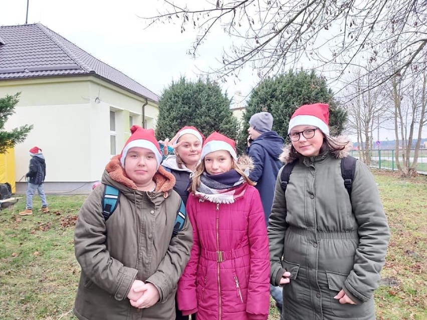 Choinka w sołectwie Mieroszyno. Przed Bożym Narodzeniem 2019 narodziła się nowa tradycja: wspólnie przystroili świąteczne drzewko