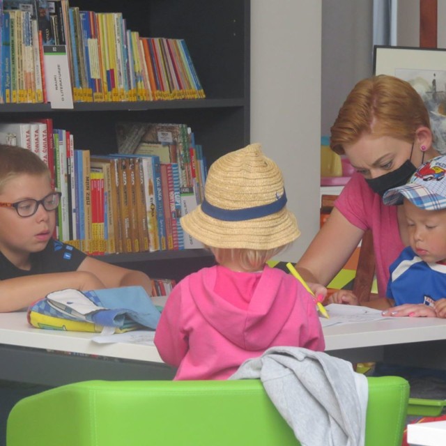 W bibliotece w Wąbrzeźnie zorganizowano warsztaty, podczas których malowano portret Pippi Pończoszanki oraz pisano o niej limeryki