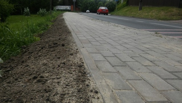 Zapadający się chodnik na ulicy Rajskiej został wyrównany