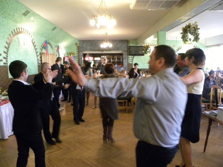 Taniec narodowy w wykonaniu uczestników uroczystości.