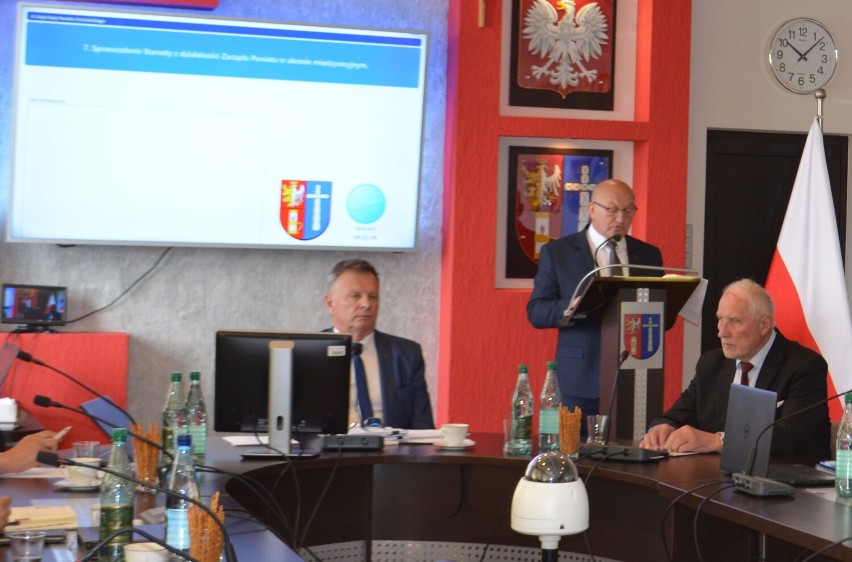 Zarząd powiatu krośnieńskiego otrzymał wotum zaufania i absolutorium z wykonania budżetu za 2021 rok. Głosowanie było jednomyślne