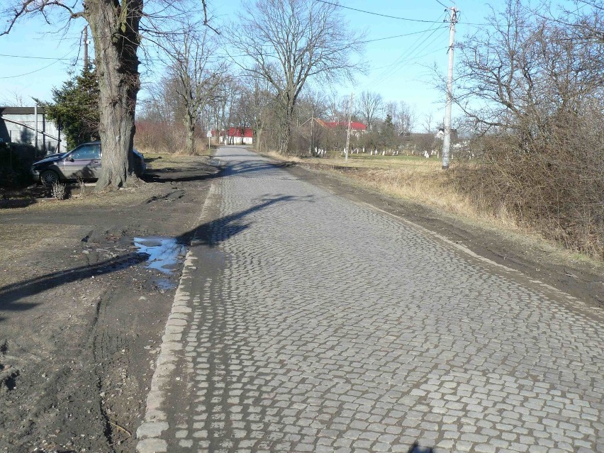 Stanisławowo. Droga wojewódzka nr 227  jest w fatalnym stanie