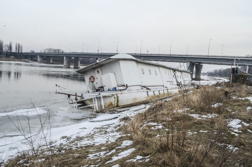 Tonie barka przy Moście Łazienkowskim. Na miejscu działają służby