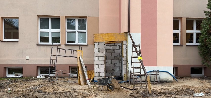 W ostrowieckim Chreptowiczu trwa przebudowa budynku pod...