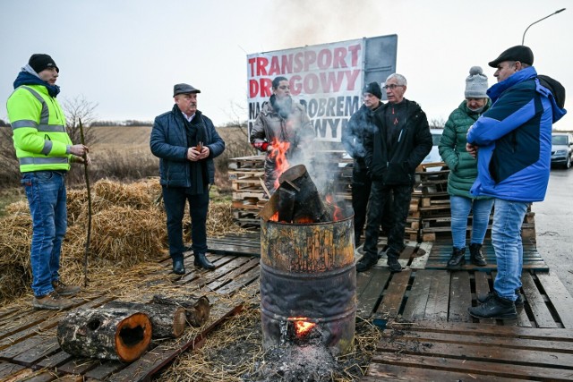 Rolnicy z "Podkarpackiej oszukanej wsi" wznowili protest w pobliżu przejścia granicznego w Medyce.