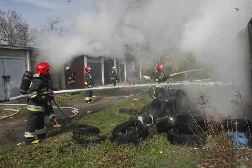Pożar garaży przy Jaworzyńskiej w Legnicy
