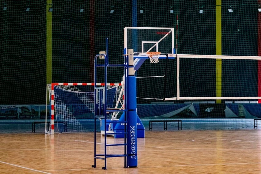 Arena Lodowa w Tomaszowie otwiera wielofunkcyjne boisko m.in. do gry w siatkę i koszykówkę [FOTO, CENNIK]