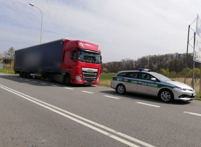 Opolscy celnicy kontrolują transporty towarów na przejściach granicznych.