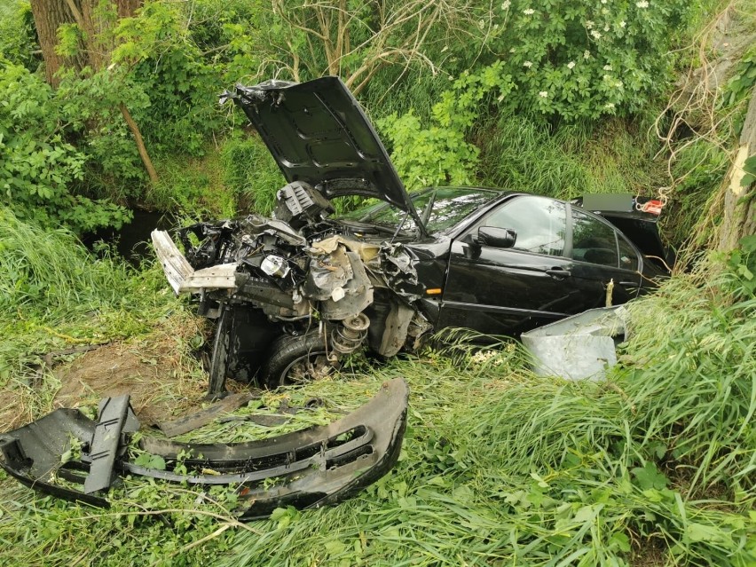 BMW w rowie w Pince. Za kierownicą 18-latek z tyle co...