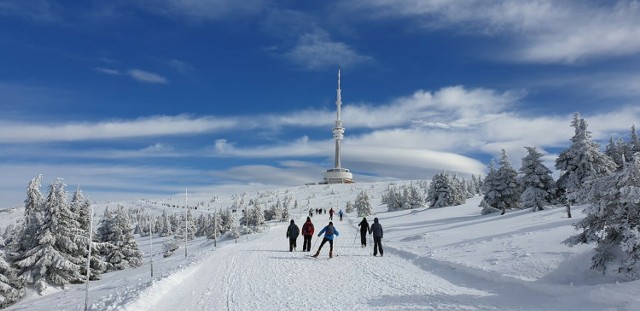 Zdjęcie ilustracyjne. Trasa ze schroniska Svycarna na szczyt Pradziada jest niezwykle popularna. Szczególnie zimą tysiące turystów przemierzają ten odcinek na biegówkach, rzadziej pieszo.