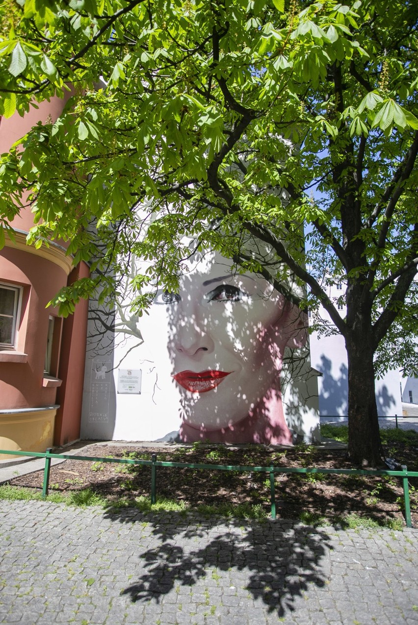 Mural Kory w Warszawie. W wiosennej odsłonie wygląda rewelacyjnie [ZDJĘCIA]