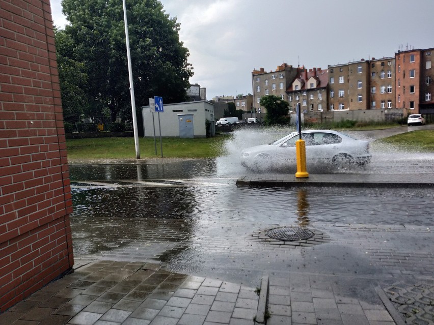 Gwałtowna ulewa w wyborczą niedzielę.