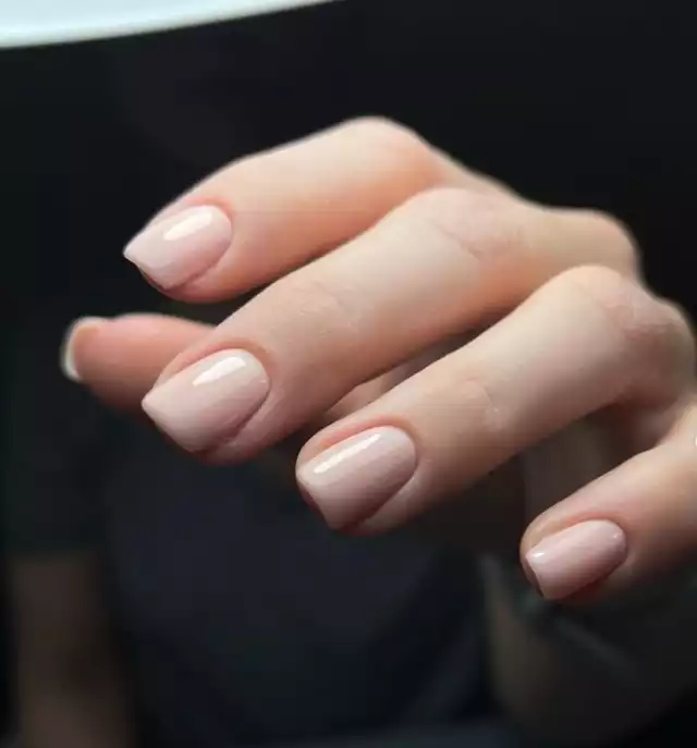 W kontekście estetyki subtelnej elegancji, akrylowe i kolorowe paznokcie tracą na znaczeniu. To właśnie minimalizm, prostota i samodzielna elegancja są tutaj kluczowe. Manicure reprezentujący ten styl doskonale odzwierciedla tę filozofię.