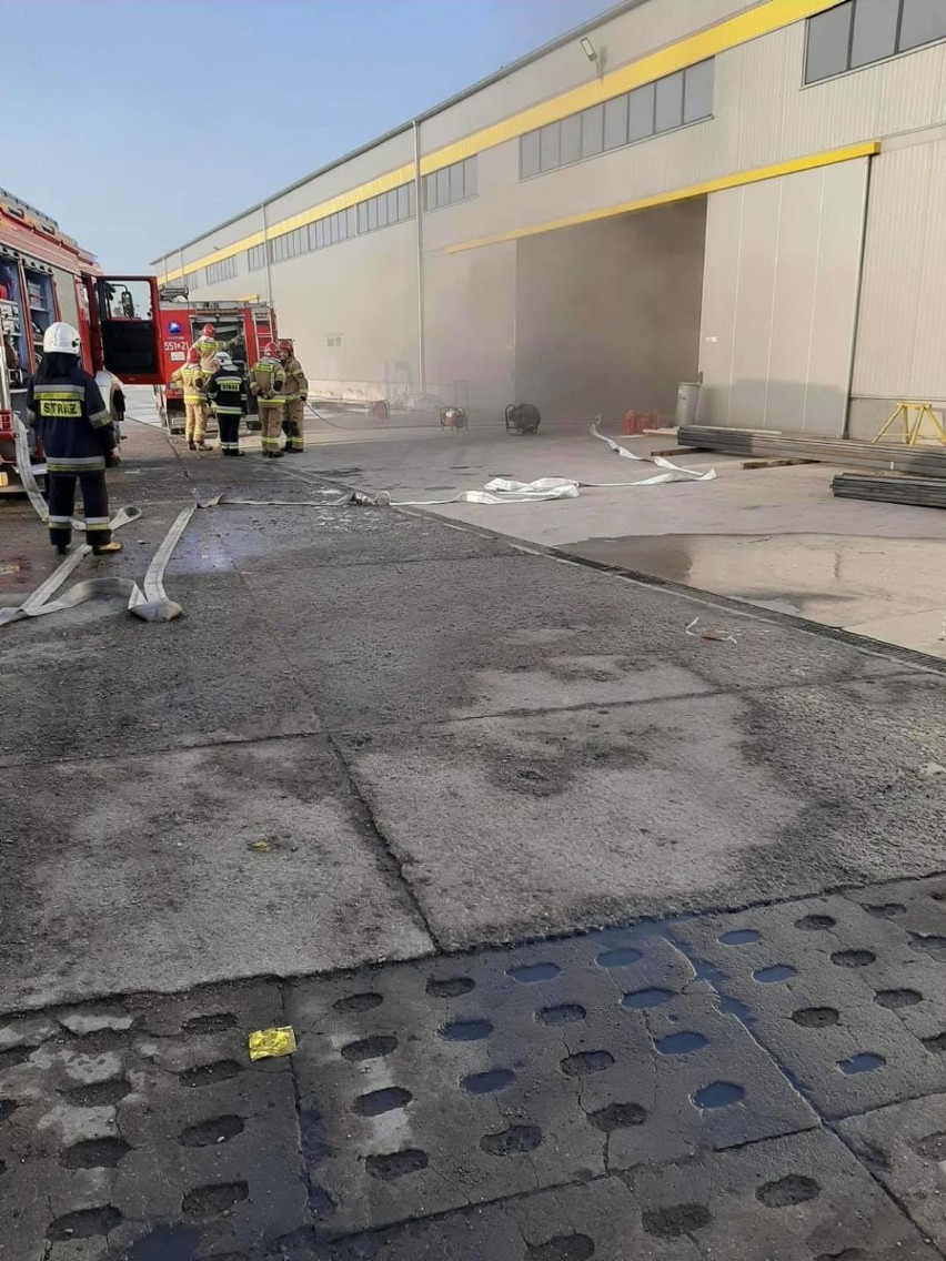 Pożar w hali magazynowej w Wejherowie. Zapalił się wózek widłowy