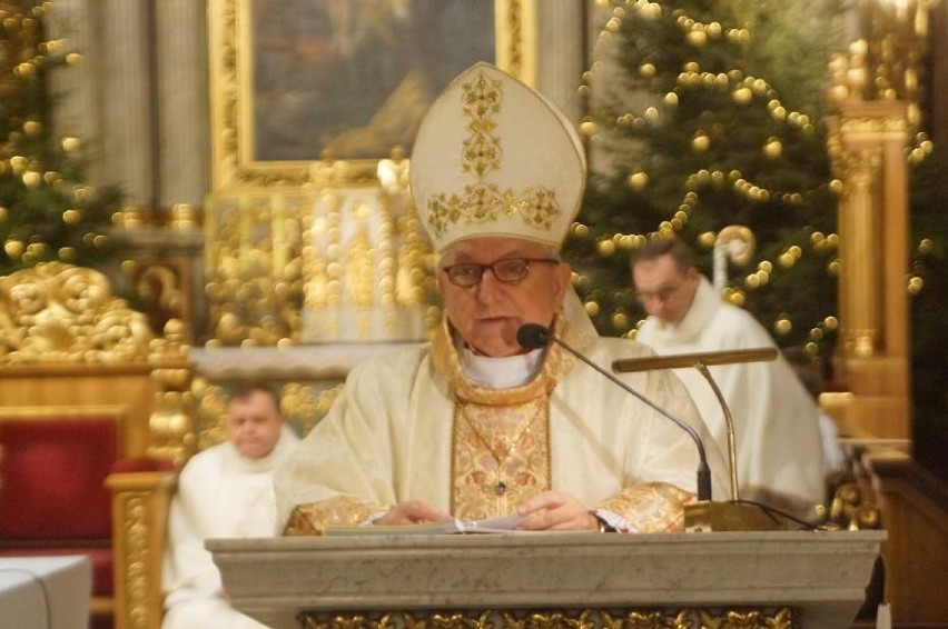 Pleszew. Zabawa w chowanego. Biskup Janiak zapadł się pod ziemię