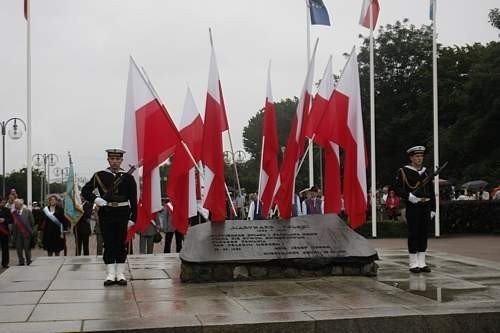 Jak co roku, delegacje Marynarki Wojennej, władz samorządowych i mieszkańców złożą wiązanki kwiatów na Płycie Marynarza Polskiego w Gdyni.